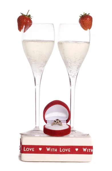 Champagne met verlovingsring — Stockfoto