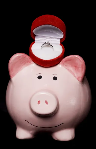 Banco porquinho com anel de noivado — Fotografia de Stock