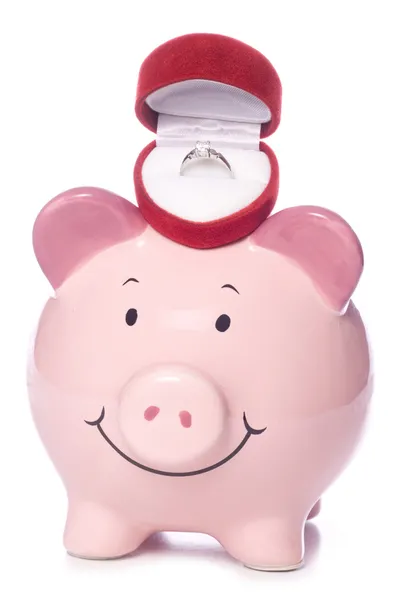 Piggybank med förlovningsring utklipp — Stockfoto