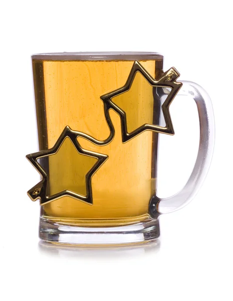 Bir bardak bira yıldız gözlüklü biçilmiş kaftan — Stok fotoğraf