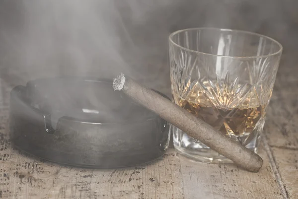 Whisky och cigarr — Stockfoto