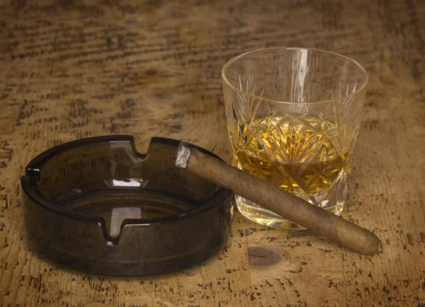 Whisky e charuto — Fotografia de Stock