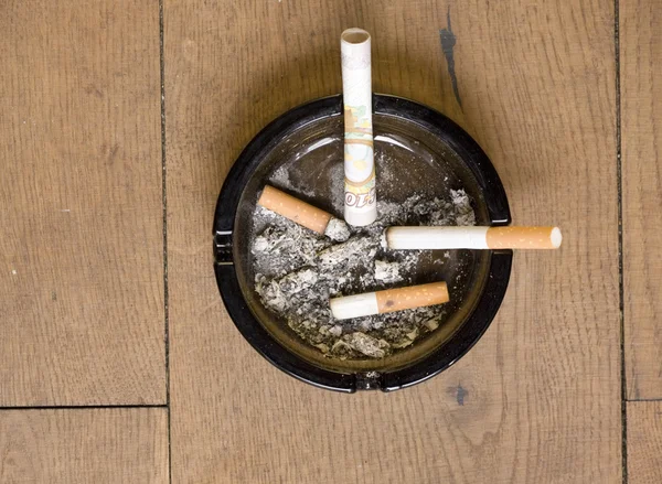 Geldverschwendung beim Rauchen — Stockfoto