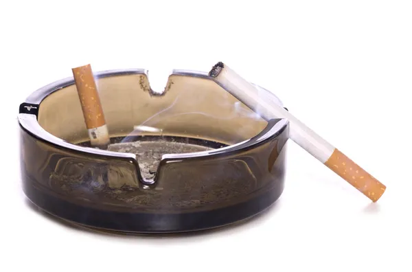 Сигареты в пепельнице — стоковое фото
