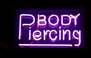 neon mor body piercing işareti