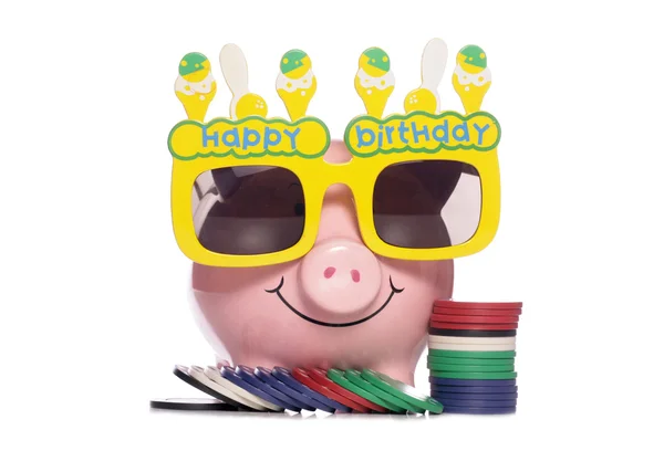 Gelukkige verjaardag piggy bank met poker chips — Stockfoto