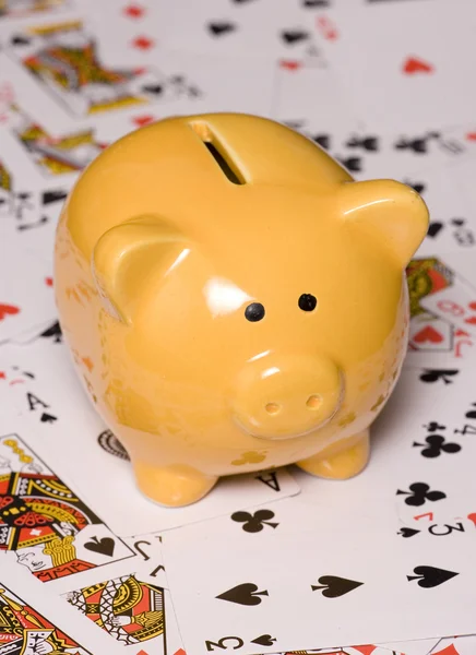 Gamble para economizar dinheiro Piggy Bank — Fotografia de Stock
