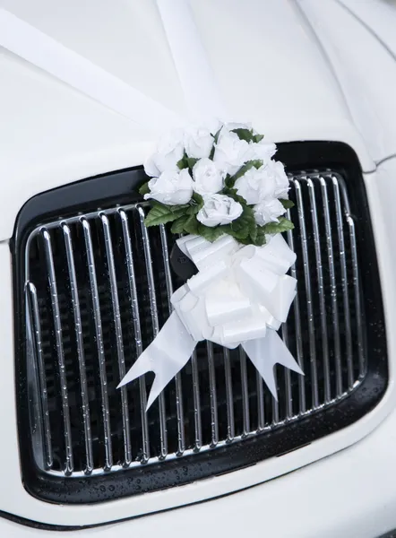 Fiori di matrimonio bianchi su un'auto — Foto Stock