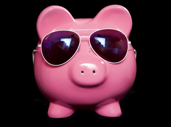 Piggy banco vestindo óculos de sol retro — Fotografia de Stock