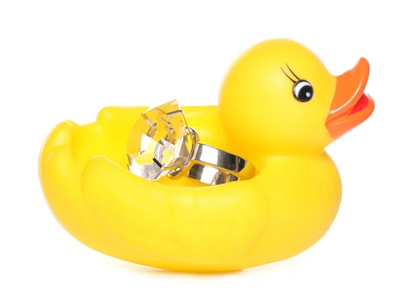 Żółtą gumową kaczkę trzymając pierścionek z brylantem — Zdjęcie stockowe