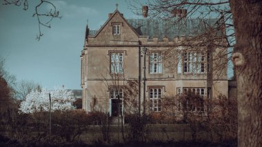 Glastonbury Town, eski kale kalıntıları ve Glastonbury Tor. Somerset 'teki İngiliz Bölgesi.