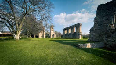 Glastonbury Town, eski kale kalıntıları ve Glastonbury Tor. Somerset 'teki İngiliz Bölgesi.