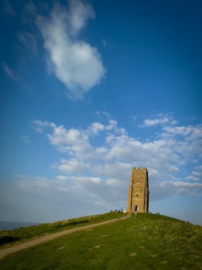 Glastonbury Town, eski kale kalıntıları ve Glastonbury Tor. Somerset 'teki İngiliz Bölgesi.