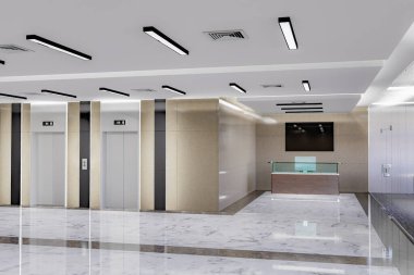 3D illüstrasyon Modern çelik asansör salonu ofis binası, koridorun yanındaki kapıları kapatın ve resepsiyon tezgahının arkasındaki televizyonu düzenleyin.
