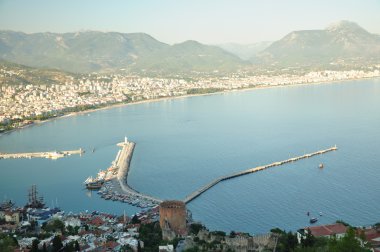 Deniz sahilinden karşı dağlar yüksek