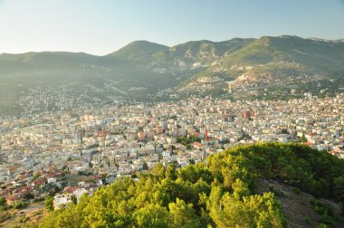 Akşam güneşi tuttun Dağları yamacında şehir