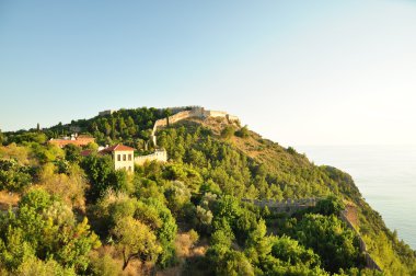 dağın tepesinde savunma taş duvar