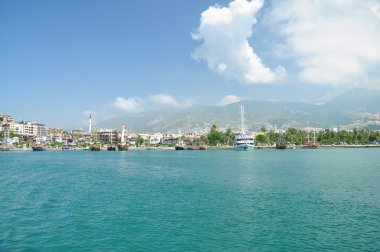 deniz limanı karşı dağlar