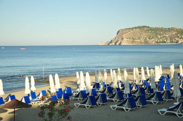 The sea beach waits for vacationers — Stock Photo, Image