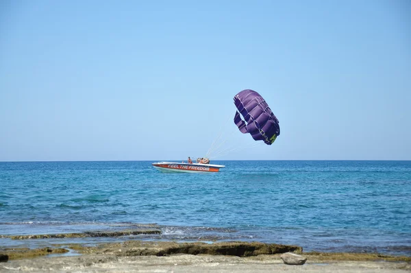 tekne ile denizde paraclown