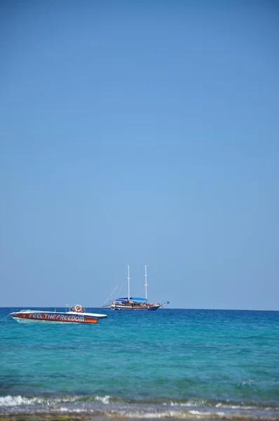 Het kleine schip in de zee — Stockfoto