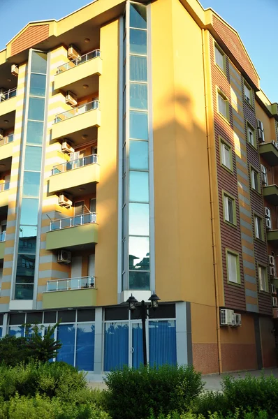 Geel gebouw met balkons — Stockfoto