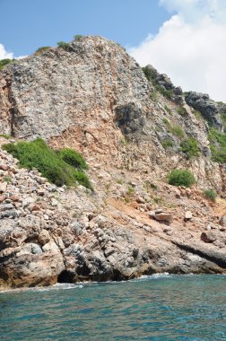 denizin üstünde kaya