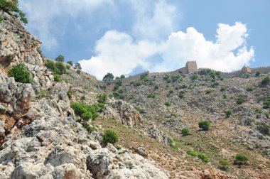 deniz kıyısı dağın tepesinde birlikte savunma duvarı