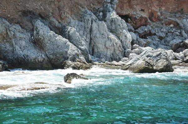 Mar olas salpicaduras costa rocas — Foto de Stock