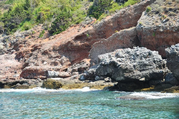 Grandes bloques de piedra en la costa del mar —  Fotos de Stock