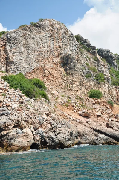 Вершина скалы у моря — стоковое фото