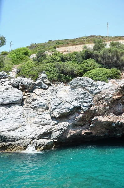 Kayalık sahil üzerinde mağara — Stok fotoğraf