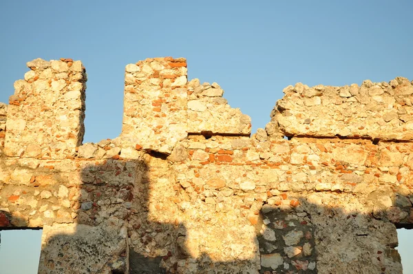 Mavi gökyüzü ve duvar kalıntıları — Stok fotoğraf