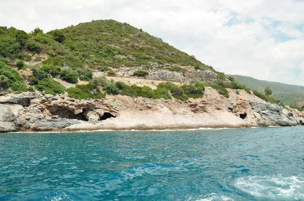 La montagna al mare ricoperta di cespugli verdi — Foto Stock