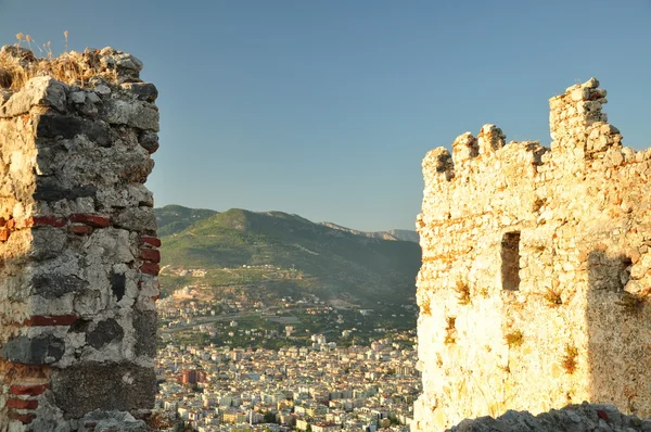 Iki duvar arasındaki şehir panoraması — Stok fotoğraf