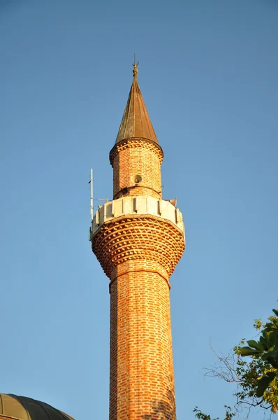 Moskee toren onder balken van de avondzon — Stockfoto