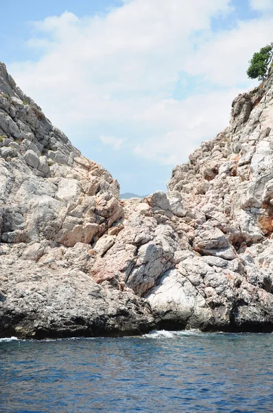 Ventana en el cielo entre dos rocas — Foto de Stock