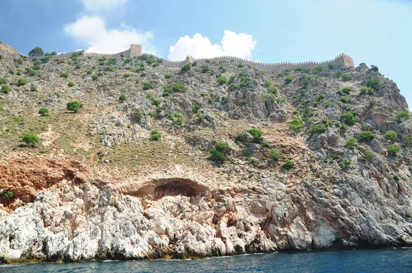 La alta montaña rocosa en la orilla del mar — Foto de Stock
