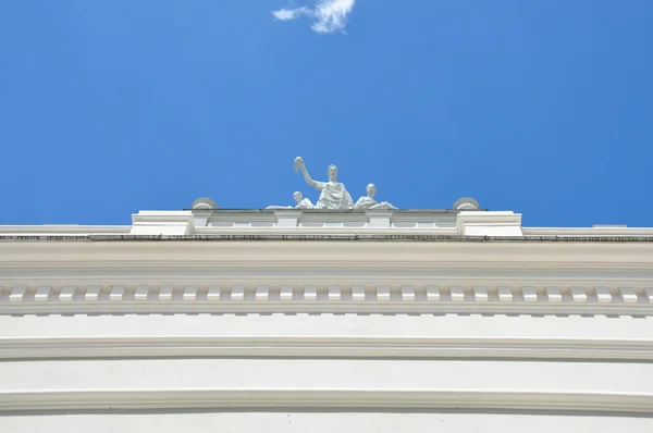 宫殿的屋顶上的白色雕塑 — 图库照片