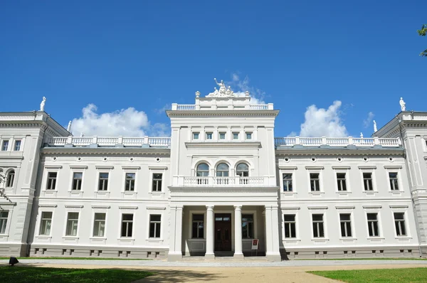 Über einem Palast blauer, klarer Himmel — Stockfoto