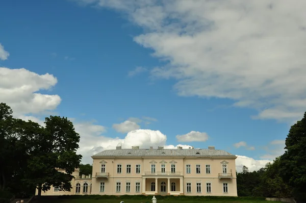 bir saray mavi gökyüzü