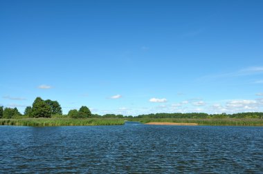 bir nehir üzerinde mavi gökyüzü güneş günü vardır