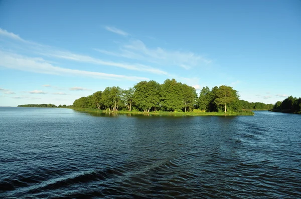 küçük arsa nehir suları ile çevrili olan