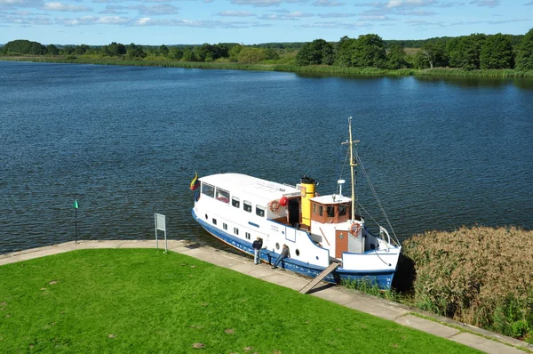 Küçük nehir motoru kıyıya demir attı.