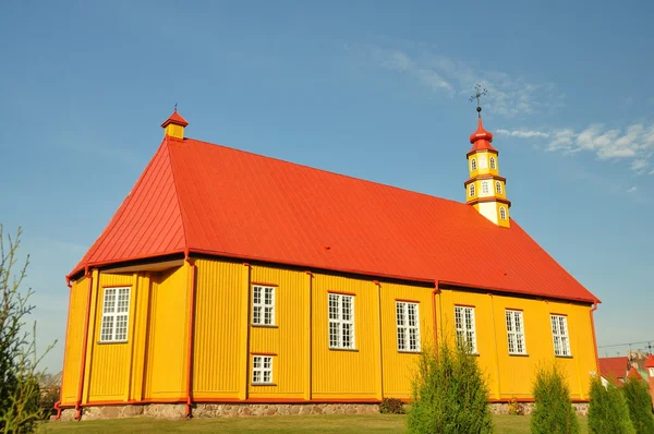 Kościół pomalowany na kolor żółty — Zdjęcie stockowe