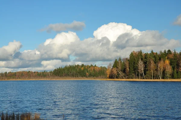 Blå hösten sjö — Stockfoto