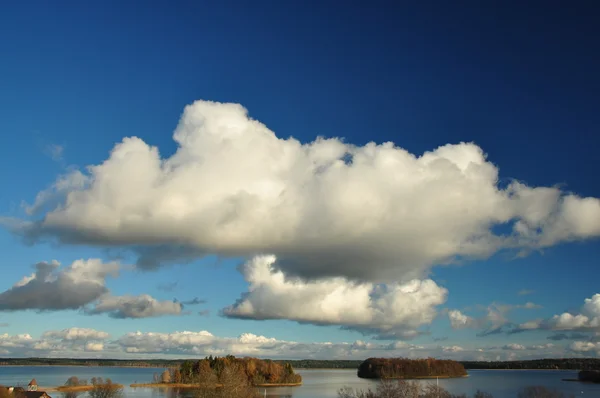 Μεγάλο σύννεφο πάνω από τη λίμνη — Φωτογραφία Αρχείου