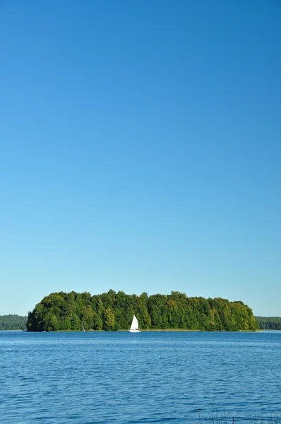 Pequeña isla en el lago —  Fotos de Stock