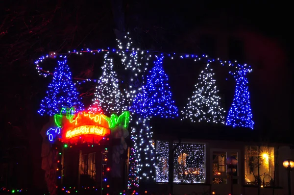 küçük kafe üzerinde parlayan ampul