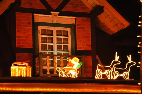 Décorations de Noël sur le toit de la maison Photo De Stock